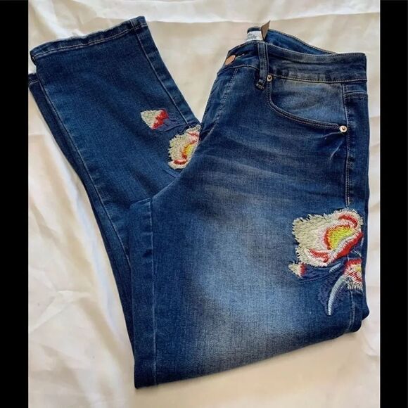 Royalty For Me  Embroidered Jean Capris #SJ23 - Picture 1 of 6